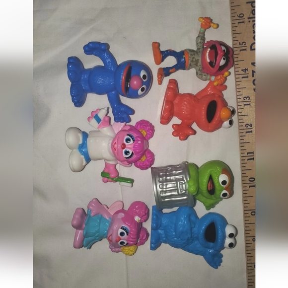 : Lot of 16 Hasbro Sesame Street toy Figures plastic  2.5" to 3" & plush toys - Picture 7 of 17